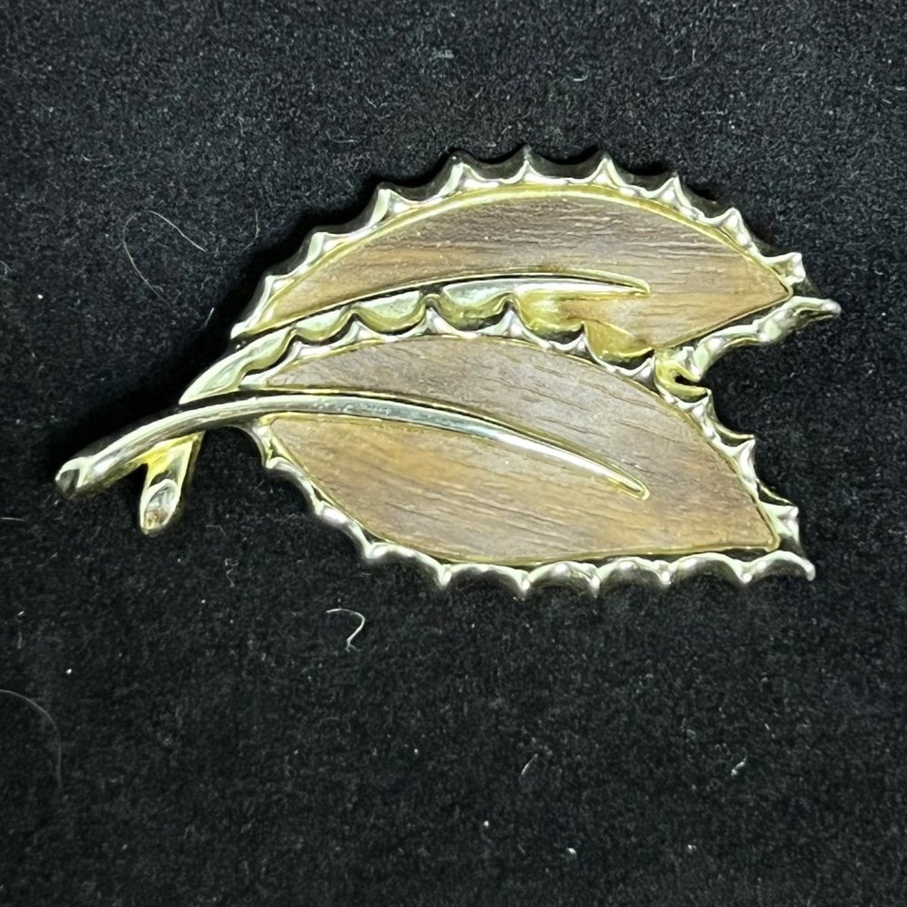 Vintage Sarah Coventry Gold Tone Leaf Brooch (2680)
